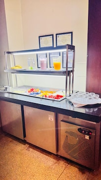 Frutas, sucos e laticínios.
