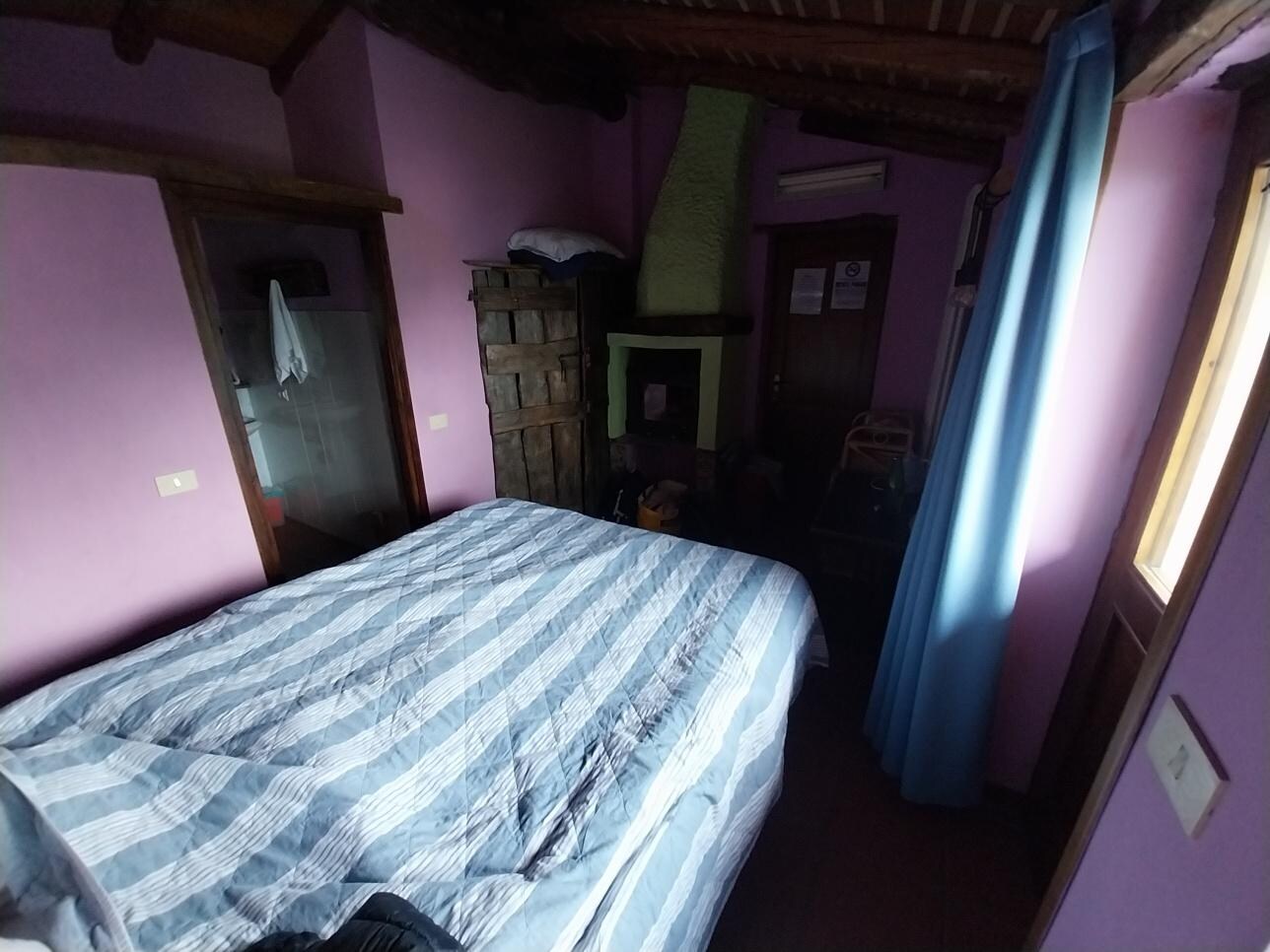 Photo de la chambre en grand angle