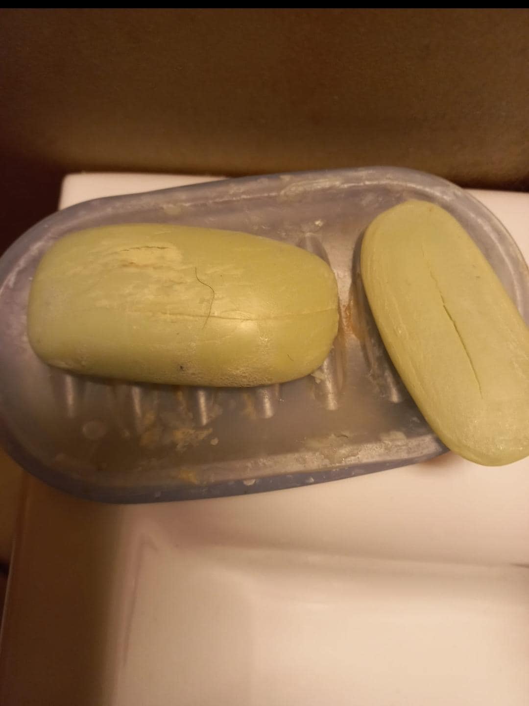 La bonita jabonera que nos encontramos al llegar,con pelo incluido