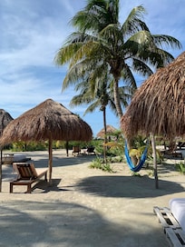 Område foran bungalows.