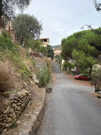 Parkplatz und ab da rd. 50 m aufwärts