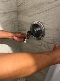 Broken shower handle which was never repaired during the stsy