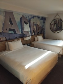 Chambre 2 queens bed.