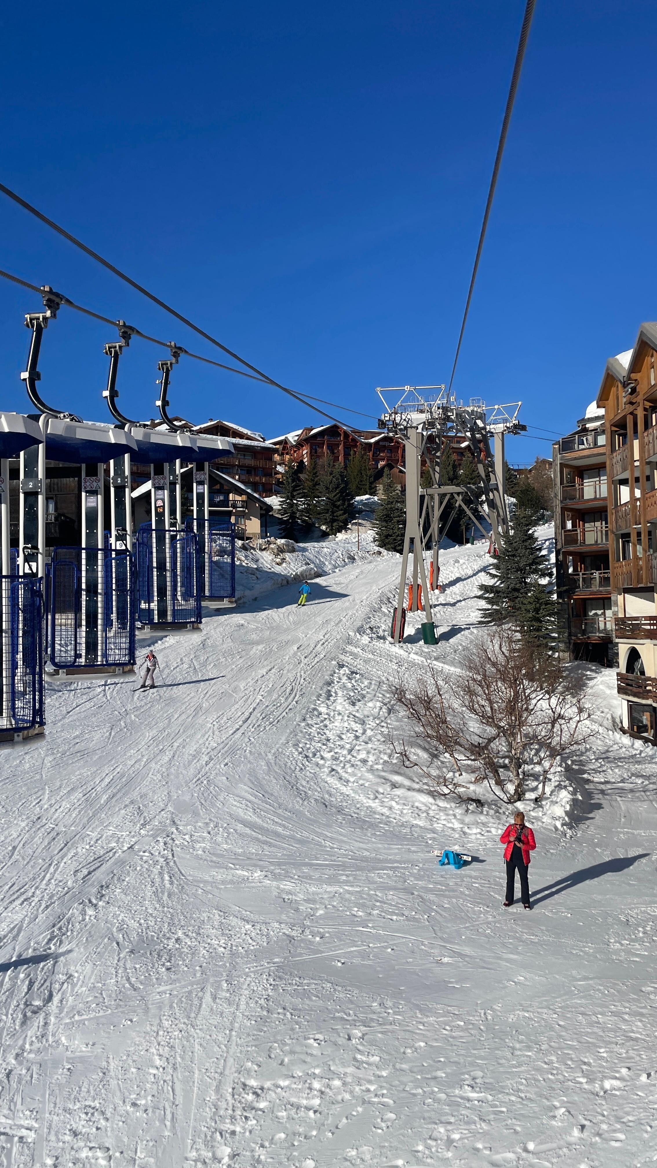 Le télé entre qui part de l’immeuble vers le pied des pistes (ou les commerces pour l’après ski). 