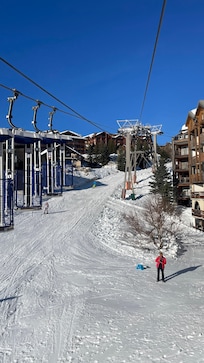 Le télé entre qui part de l’immeuble vers le pied des pistes (ou les commerces pour l’après ski).