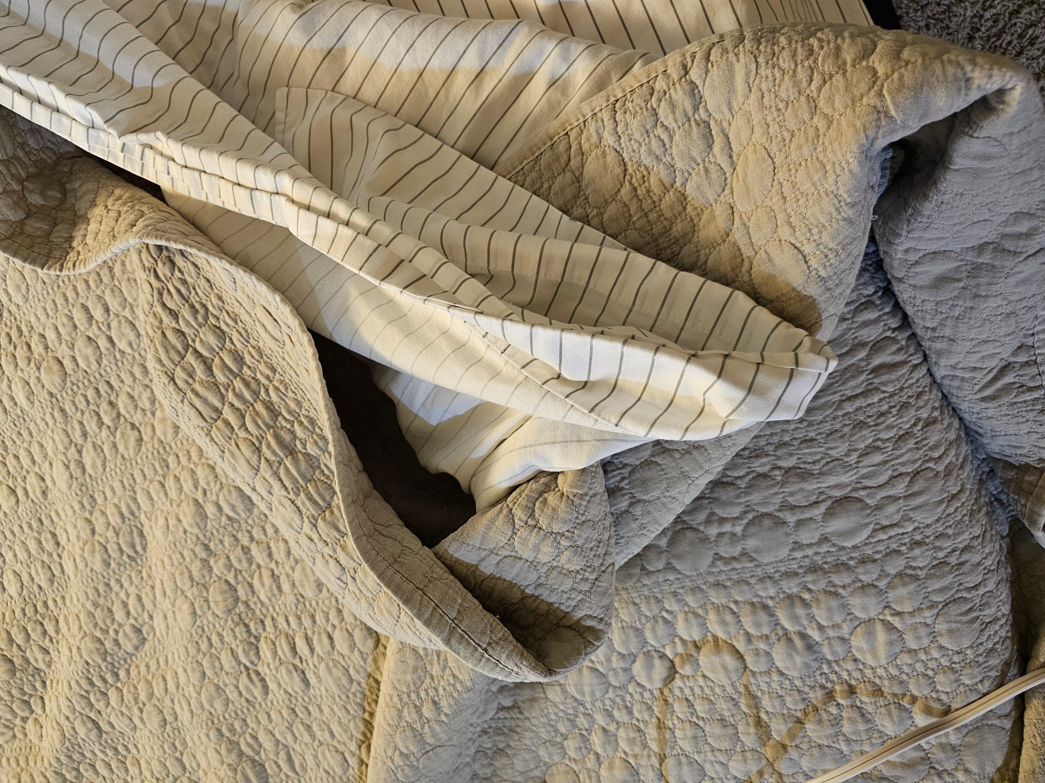 Only sheet and thin spread for bedding in 2 rooms.