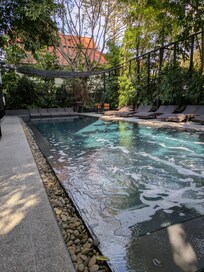 朝食はプールサイドで鳥のさえずりを聞きながらいただくことができました。