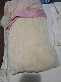 Para ter ideia de 1 dos travesseiros e da roupa de cama.