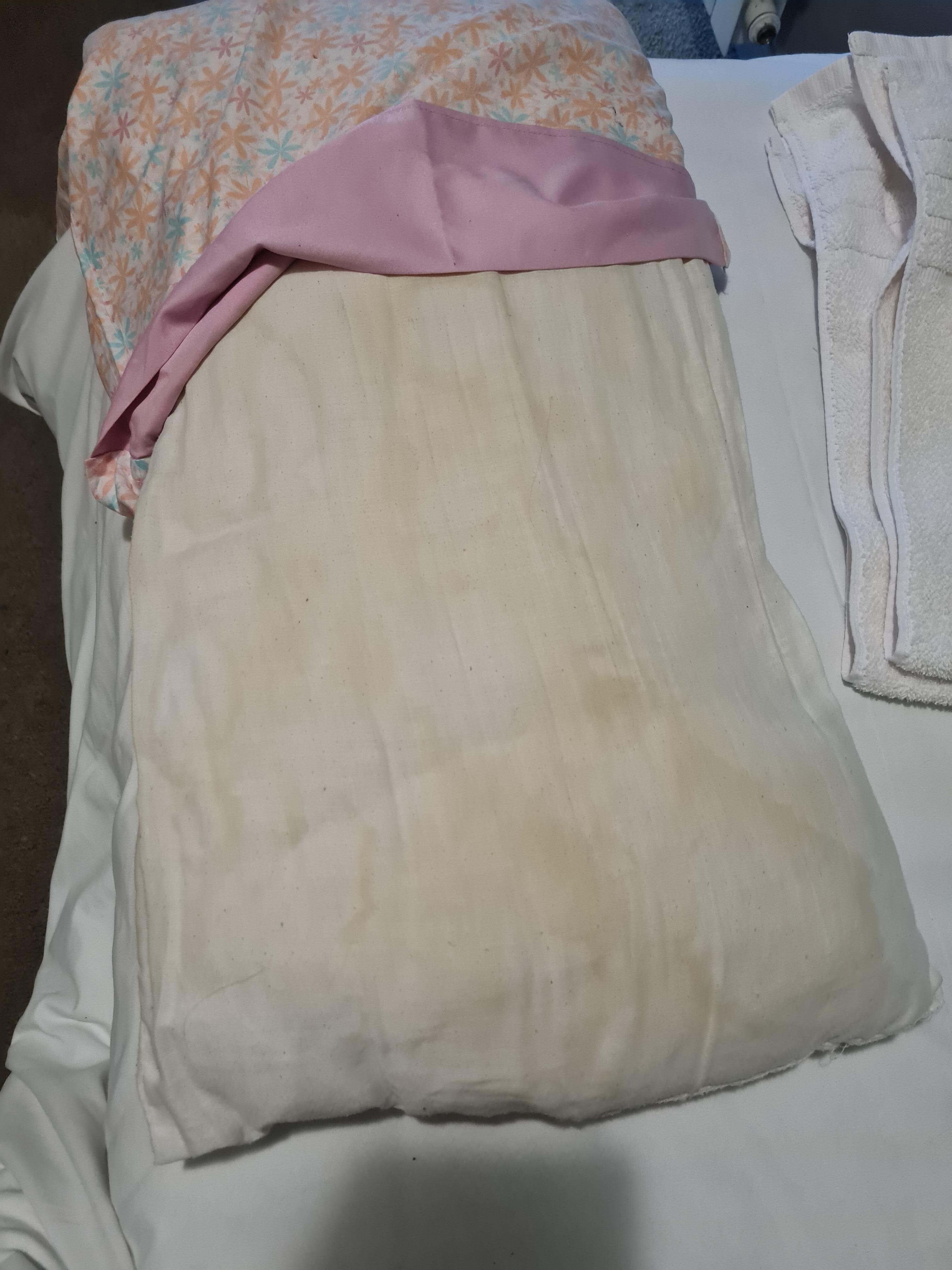 Para ter ideia de 1 dos travesseiros e da roupa de cama.