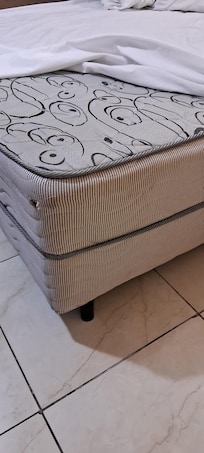 Não se trata de colchão, é pura tábua revestida com uma pequena película de espuma.