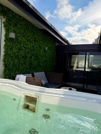 Hyggelig terrasse og skøn jacuzzi