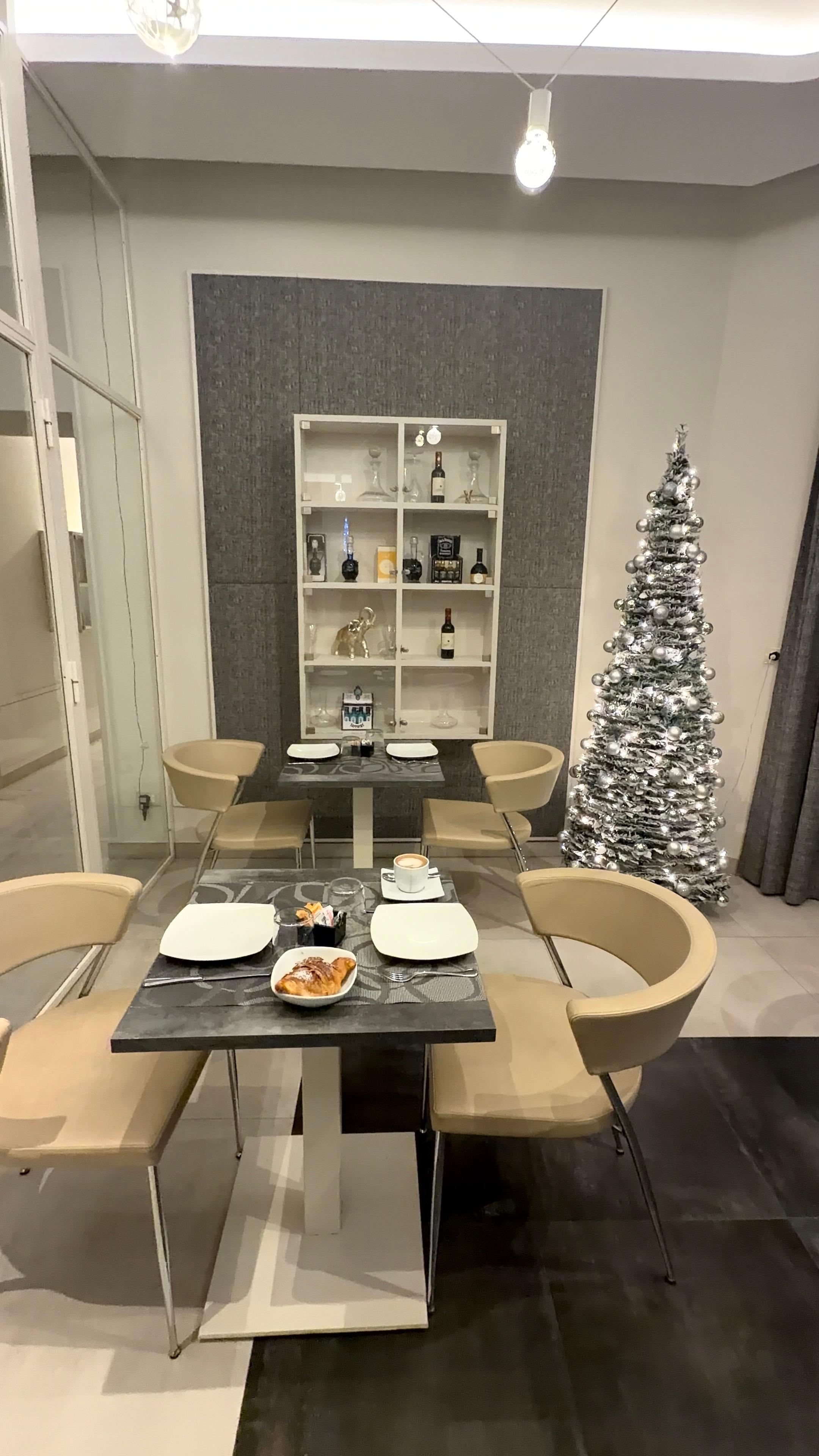 Clean & cozy area for breakfast.