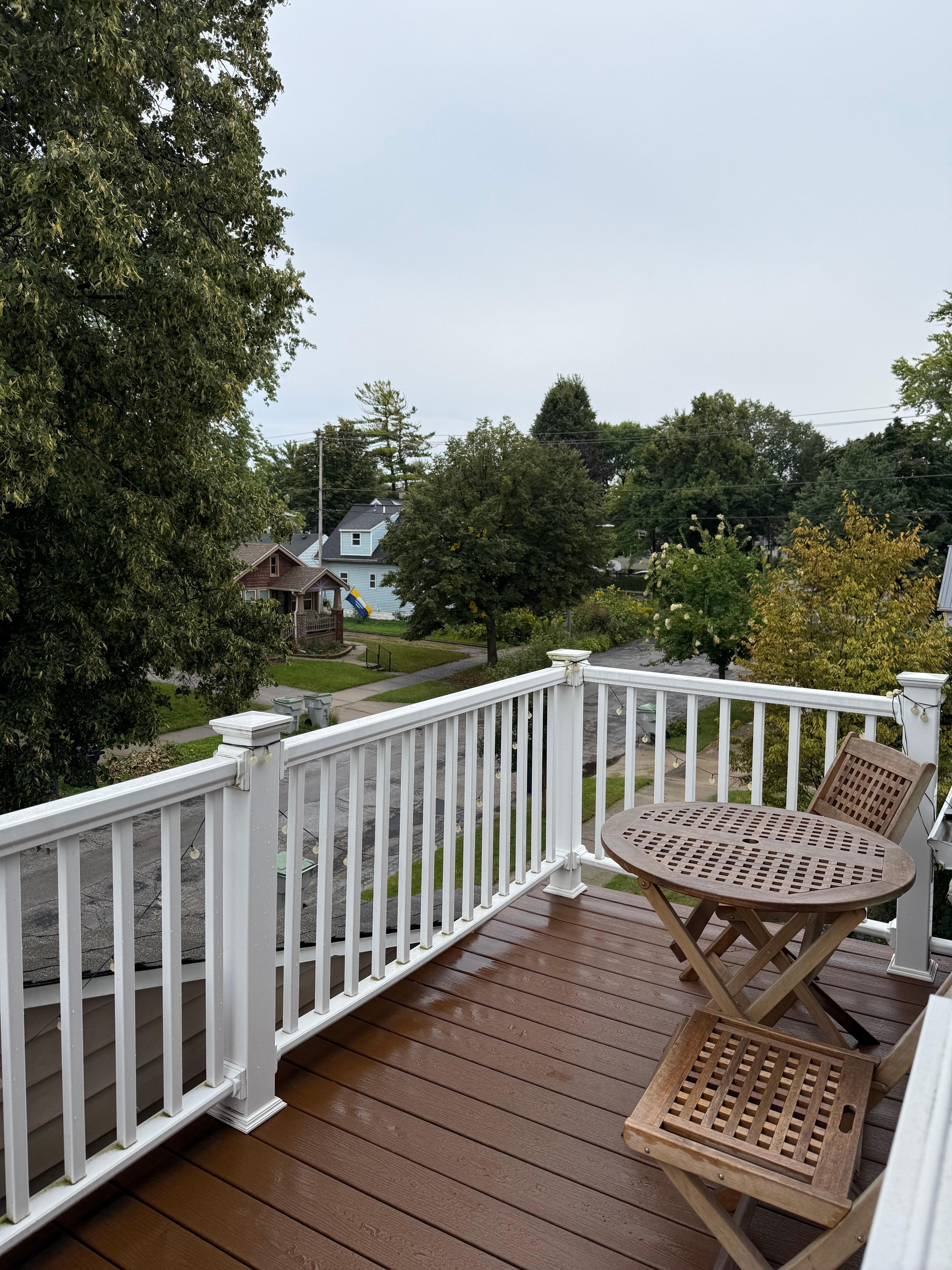 Balcony to apartment 