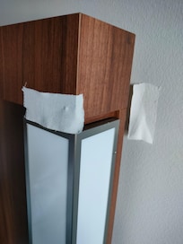 Outoja teippauksia sängynpäädyssä