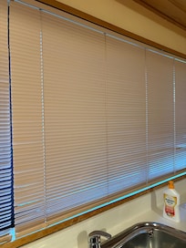 Dirty blinds at the kitchen sink