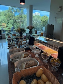 muito boa a visão da praça externa ao tomar o café da manhã.