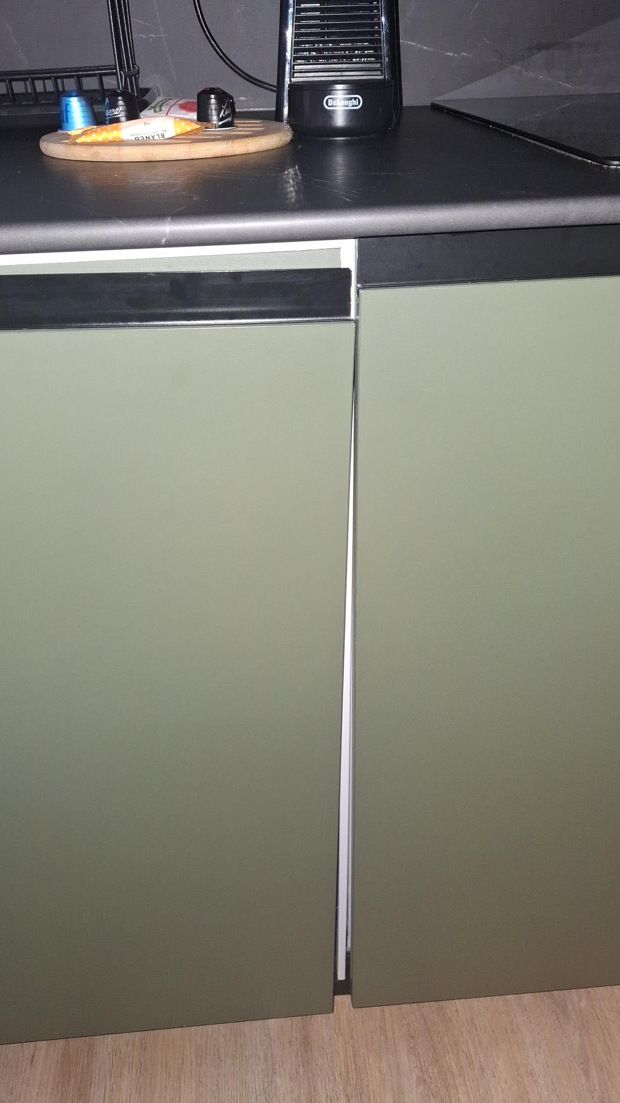 Muebles cocina desajustados rozan entre sí y dificultad de abrir nevera.