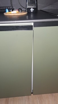 Muebles cocina desajustados rozan entre sí y dificultad de abrir nevera.