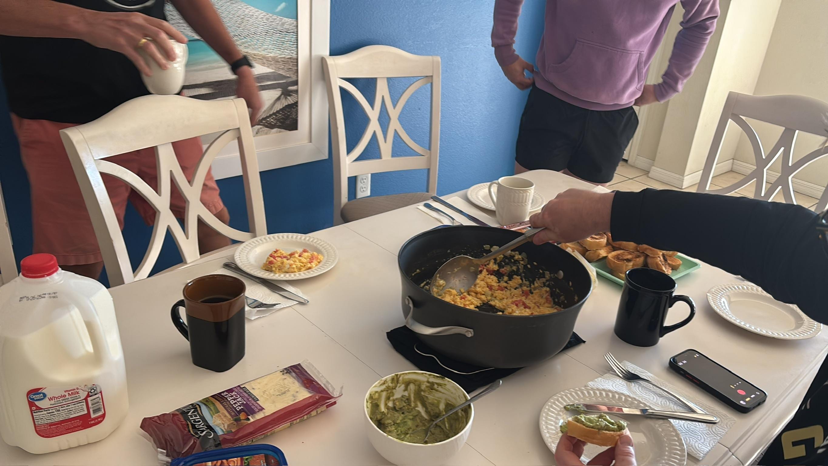 Wir beim Frühstück