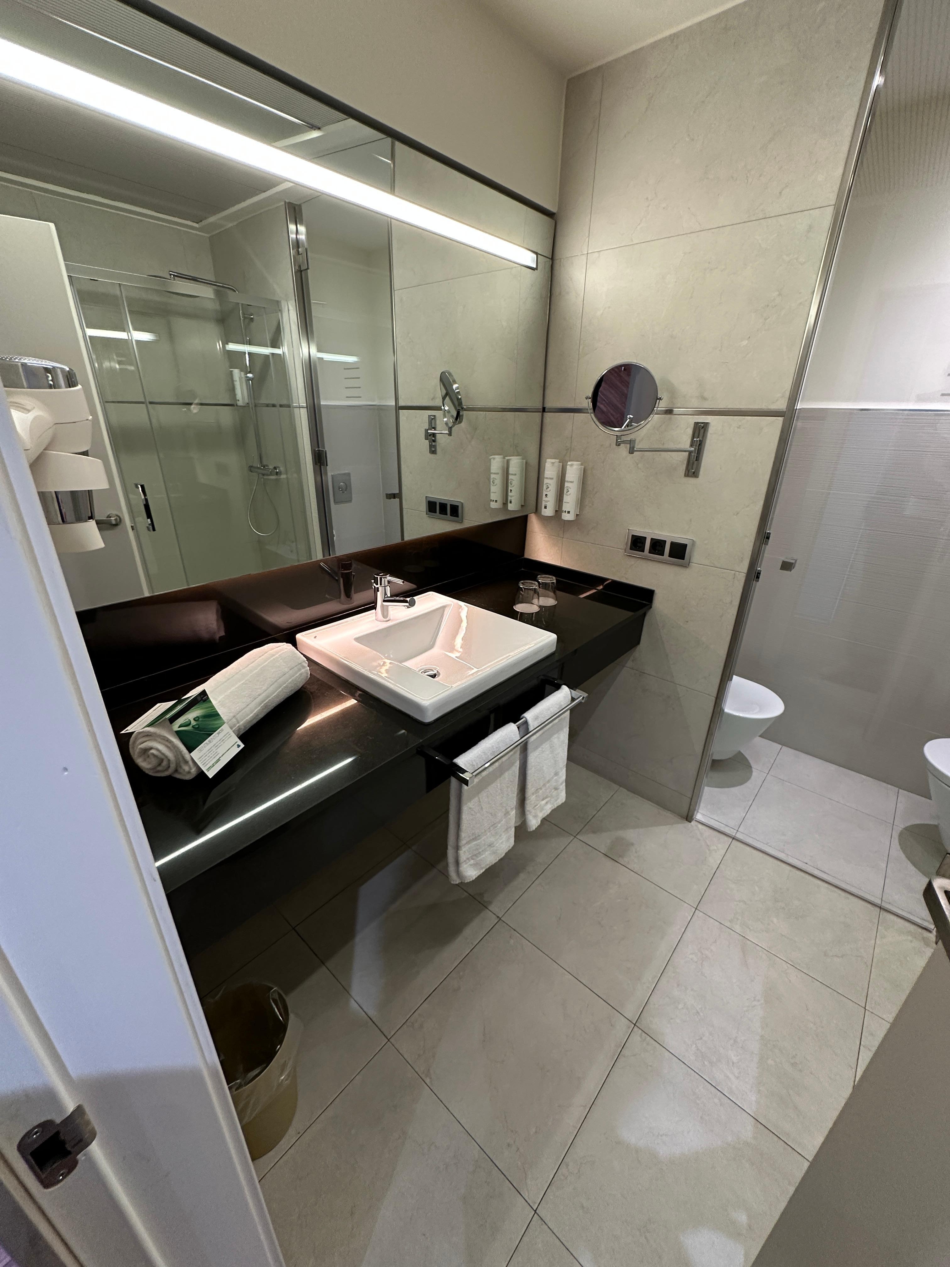 Badezimmer mit Extra-Kabine und großer Dusche 