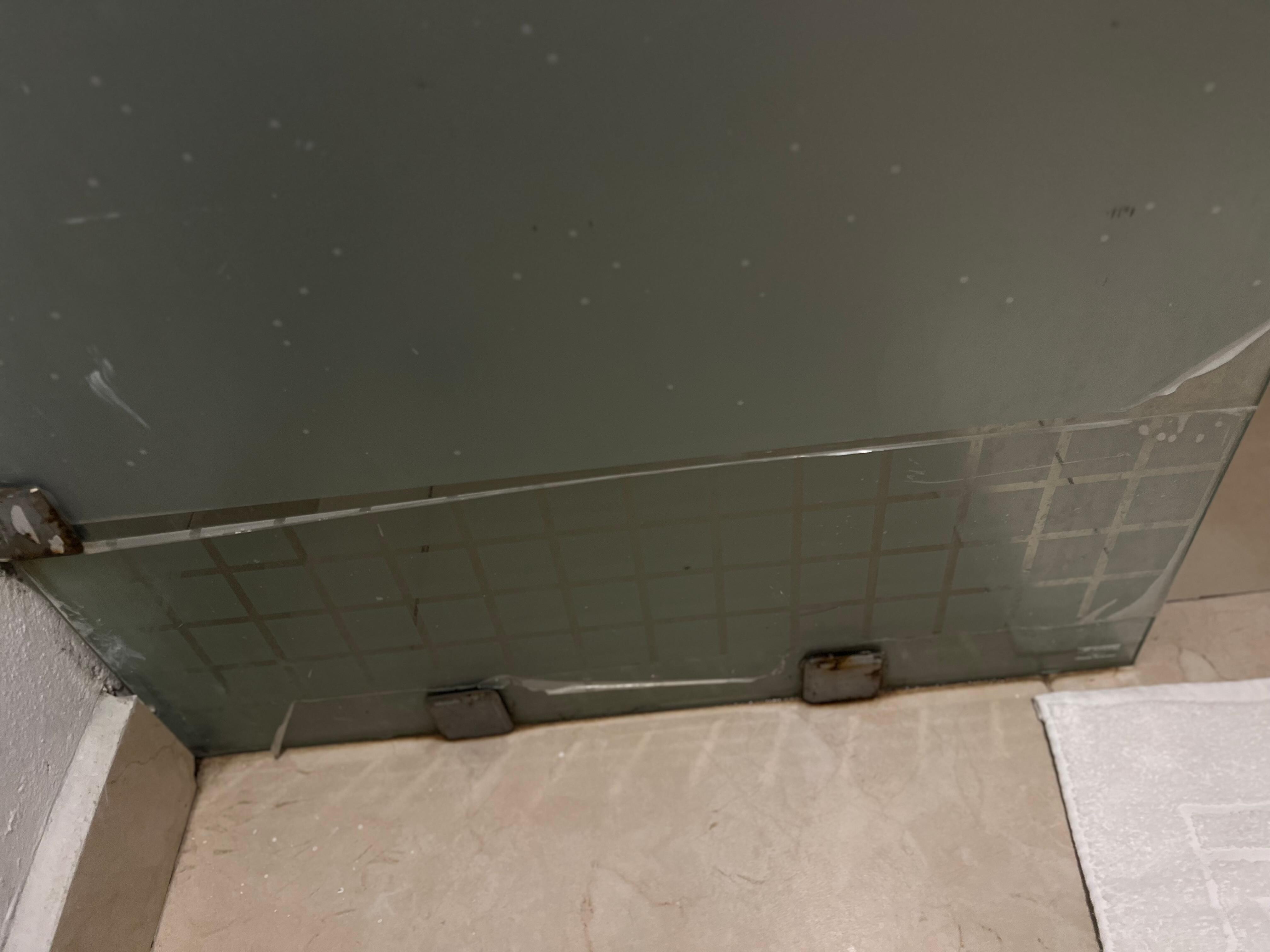 Peeling shower privacy film 
