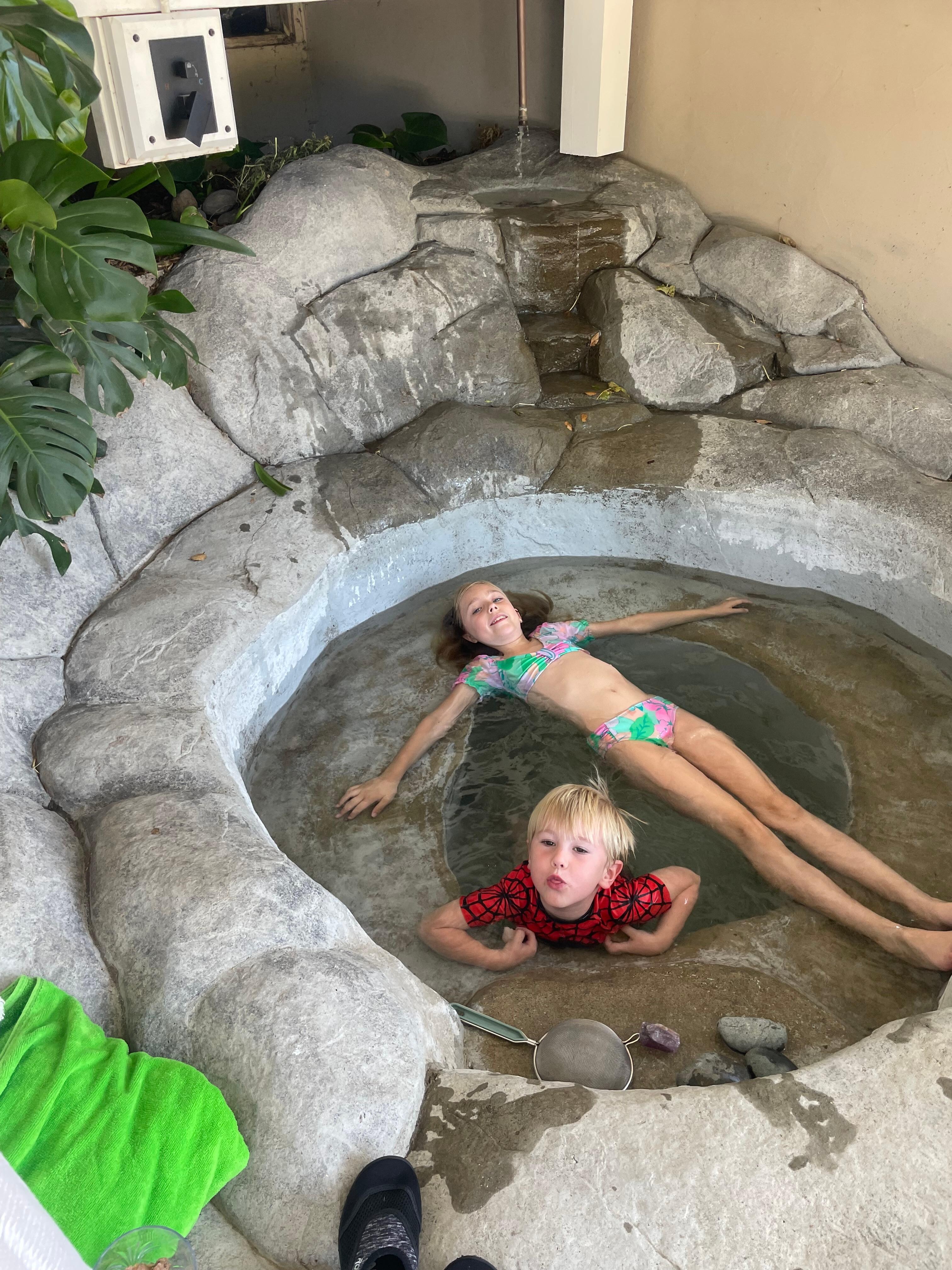 Outdoor bathtub 