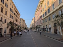 バチカン市国入り口前の歩行者天国の道路。朝一番に、入れます!