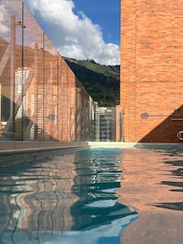 La piscina estaba tibia y con sombra