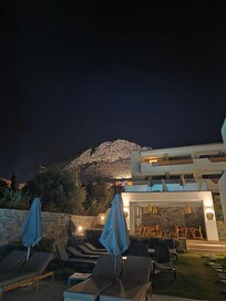 Abendblick vom Pool aus zum Berg hinterm Hotel
