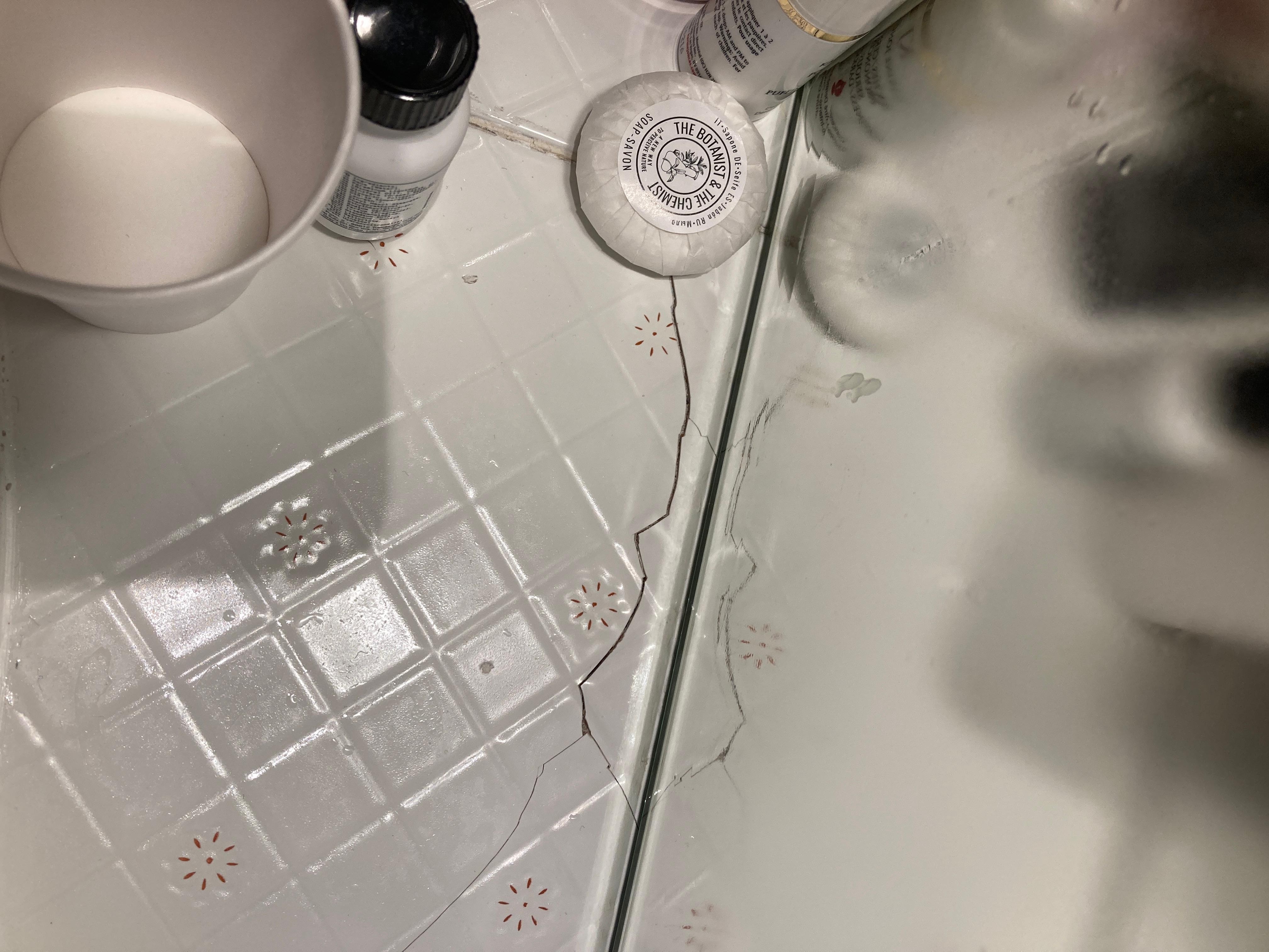 Ceramique fissurée au niveau de la vanité de la salle de bain