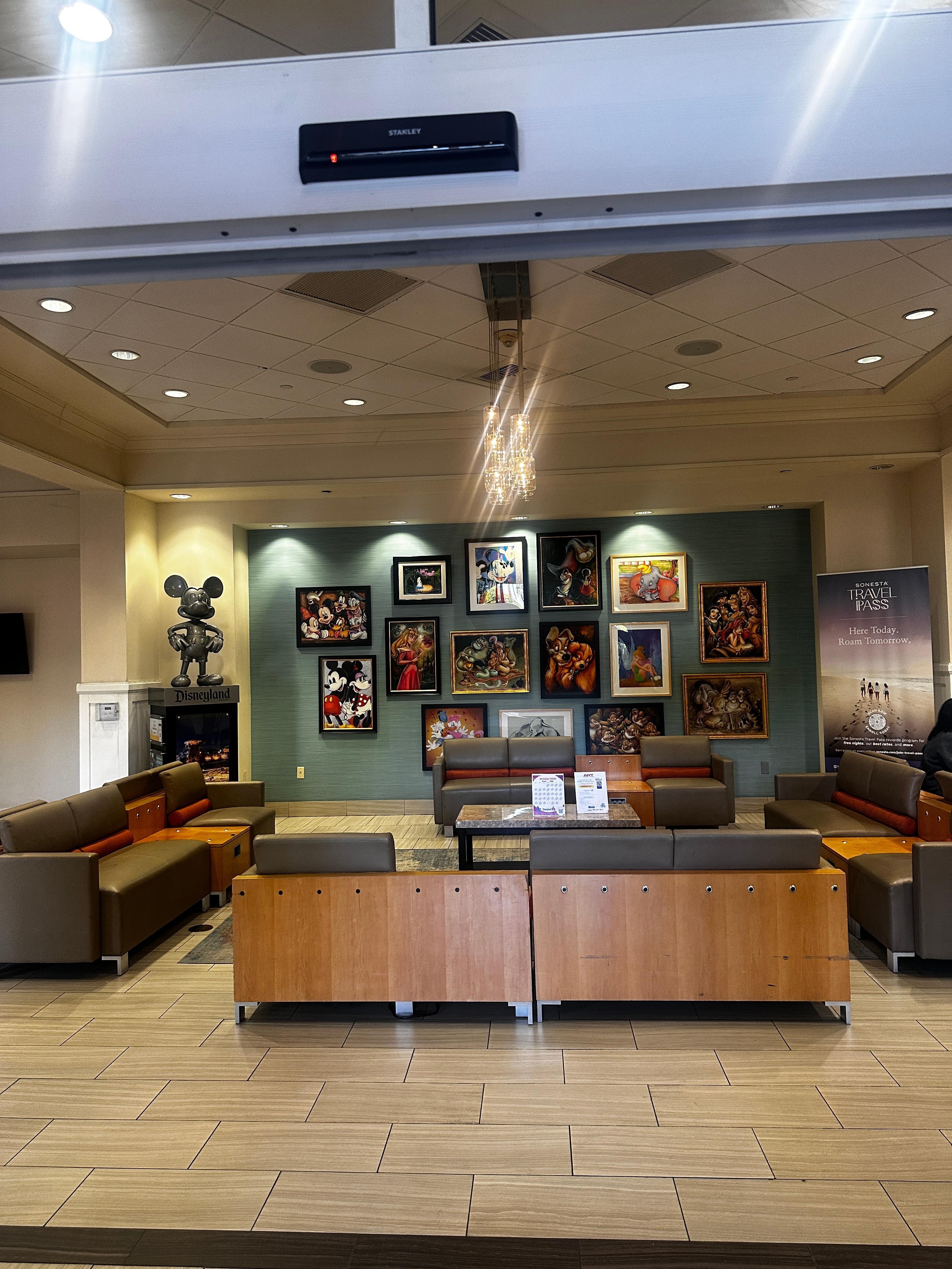 Love that part of the hotel.🐭🩷