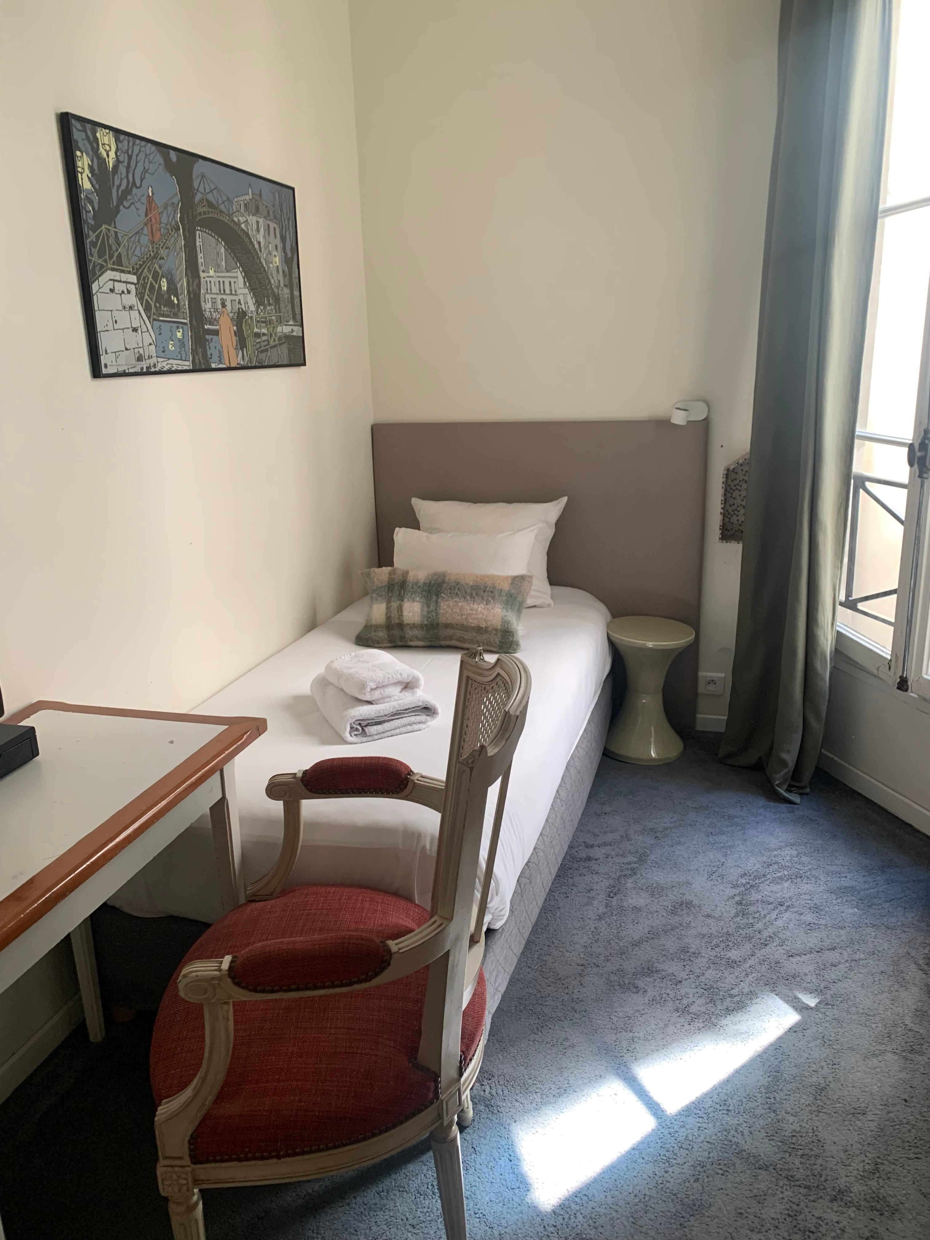 Quarto para uma pessoa pequeno e banheiro tbem muito pequeno.