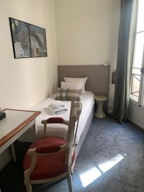 Quarto para uma pessoa pequeno e banheiro tbem muito pequeno.