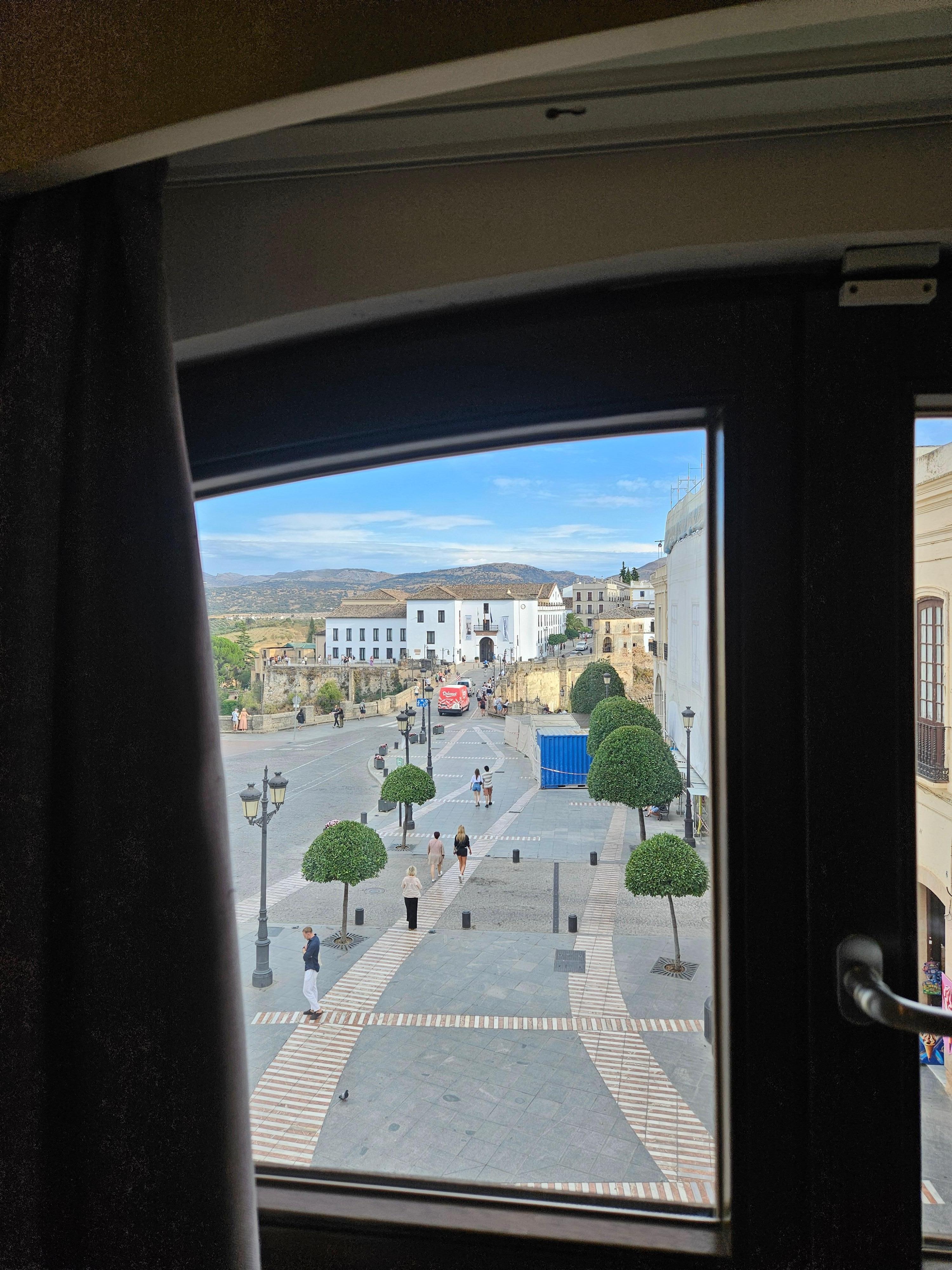 창문 밖 누에보 다리