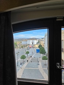 창문 밖 누에보 다리