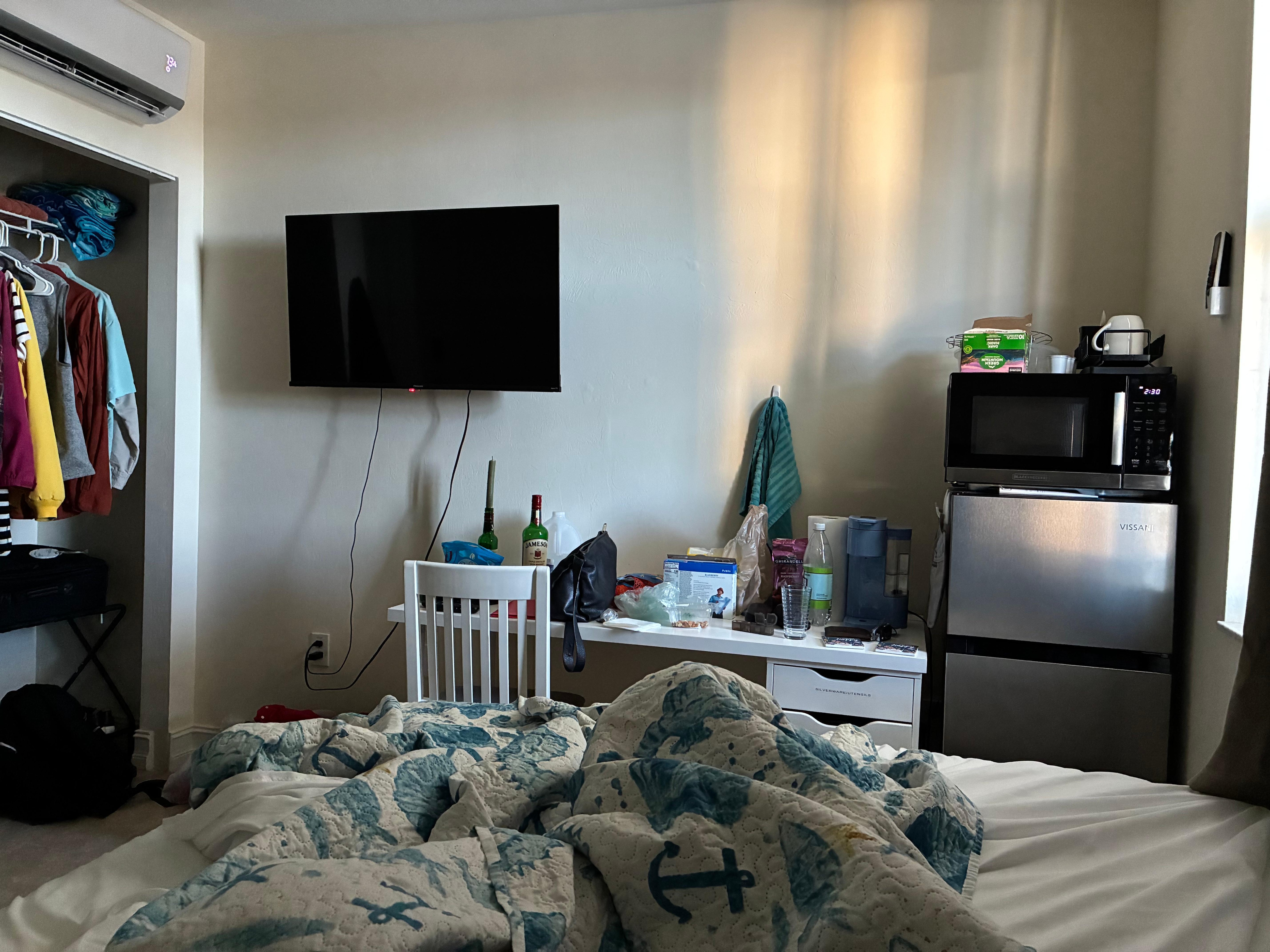 Bedroom, kitchen & tv