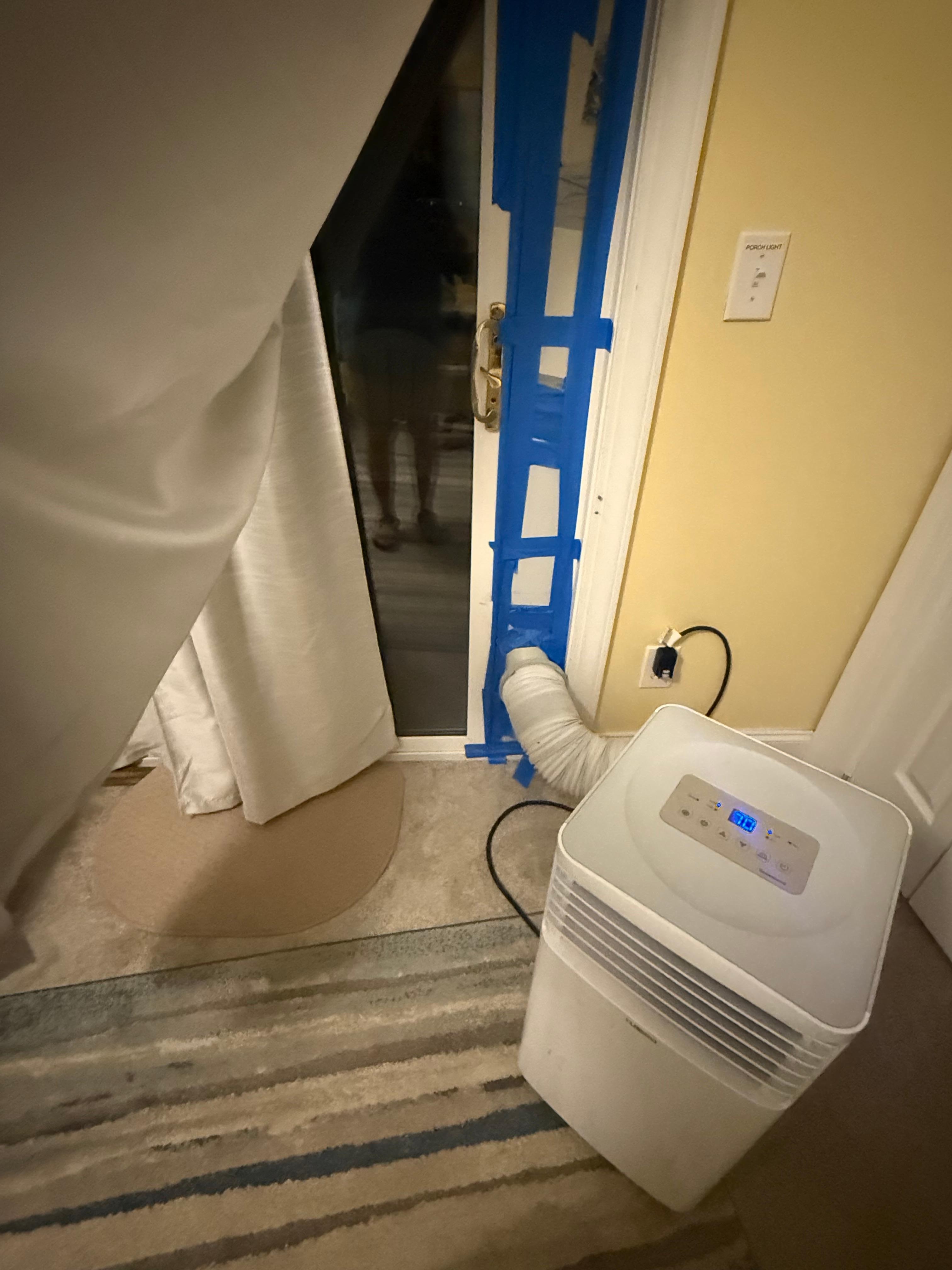 When the air conditioner went out, the management quickly brought portable air conditioners.