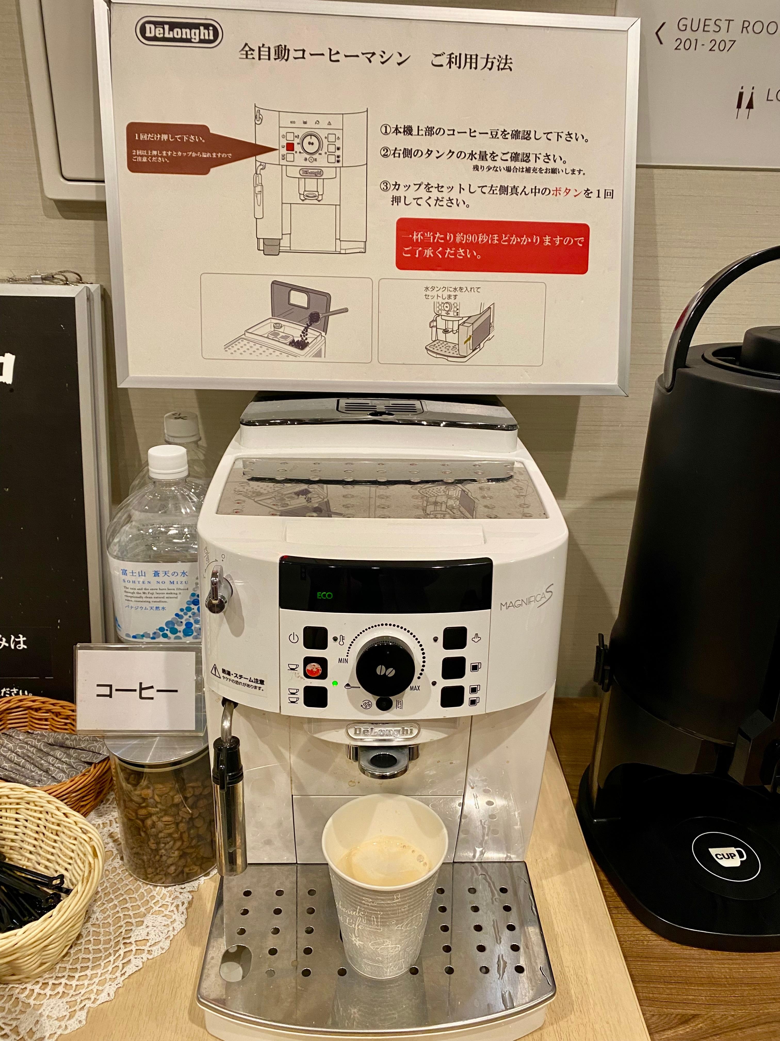 朝食会場のコーヒーメーカーはDelonghi