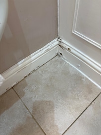 Skirting boards in bathroom