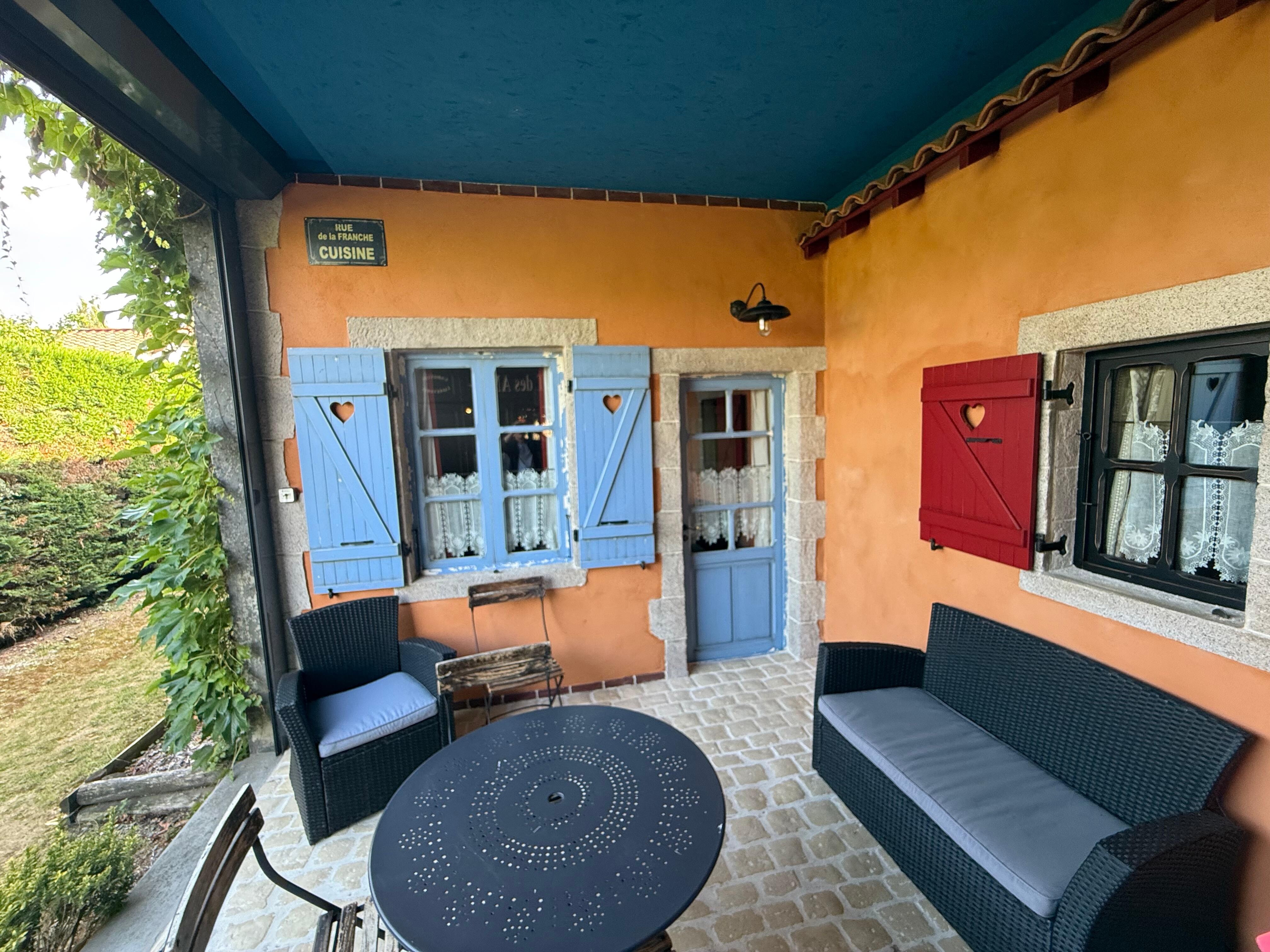 La terrasse privative entre les 2 corps du gîte 