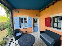 La terrasse privative entre les 2 corps du gĂźte