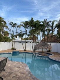 Zero depth pool eating area