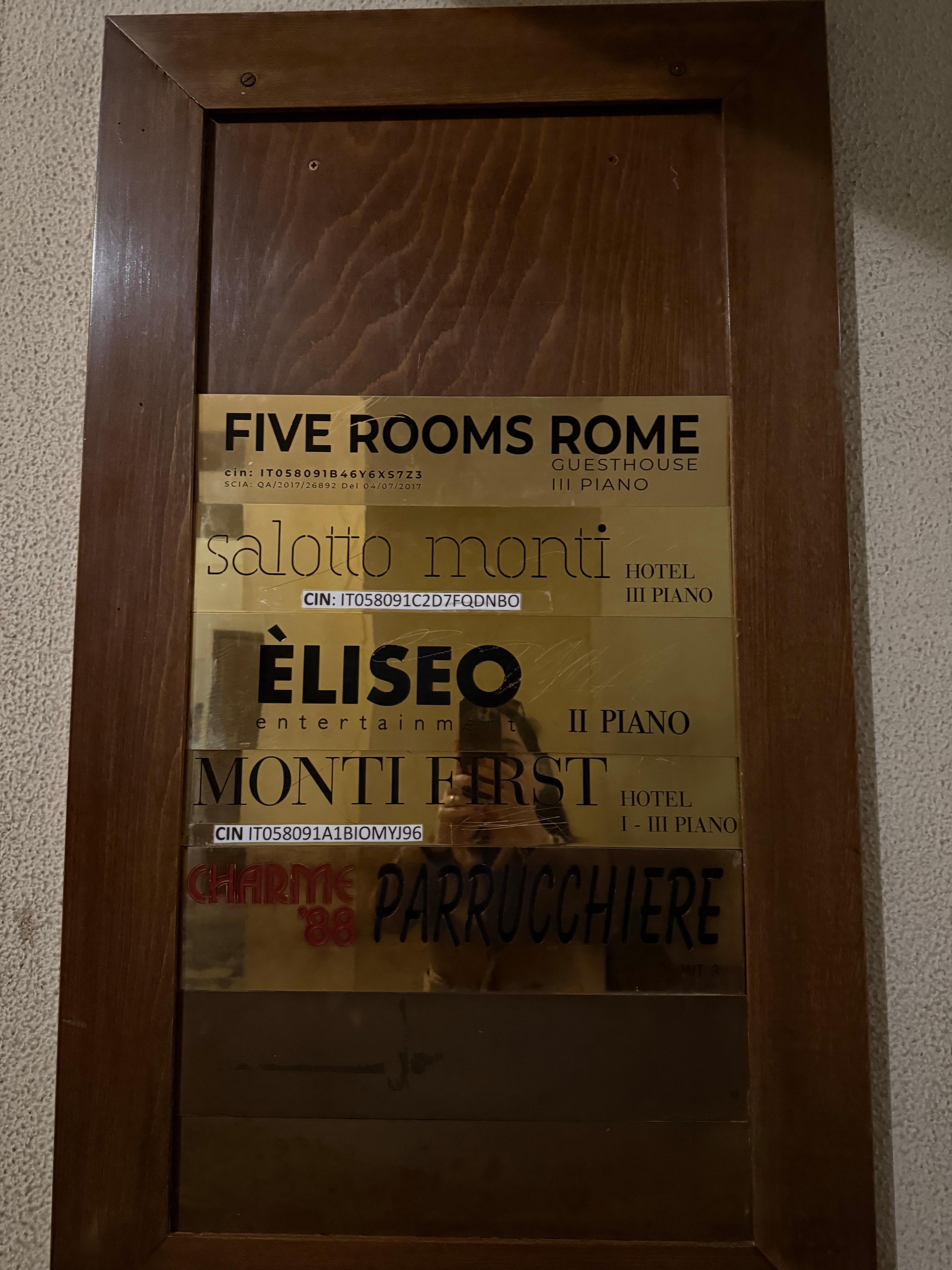 Placa no térreo, após a porta que não tem nome do hotel por ser prédio histórico 