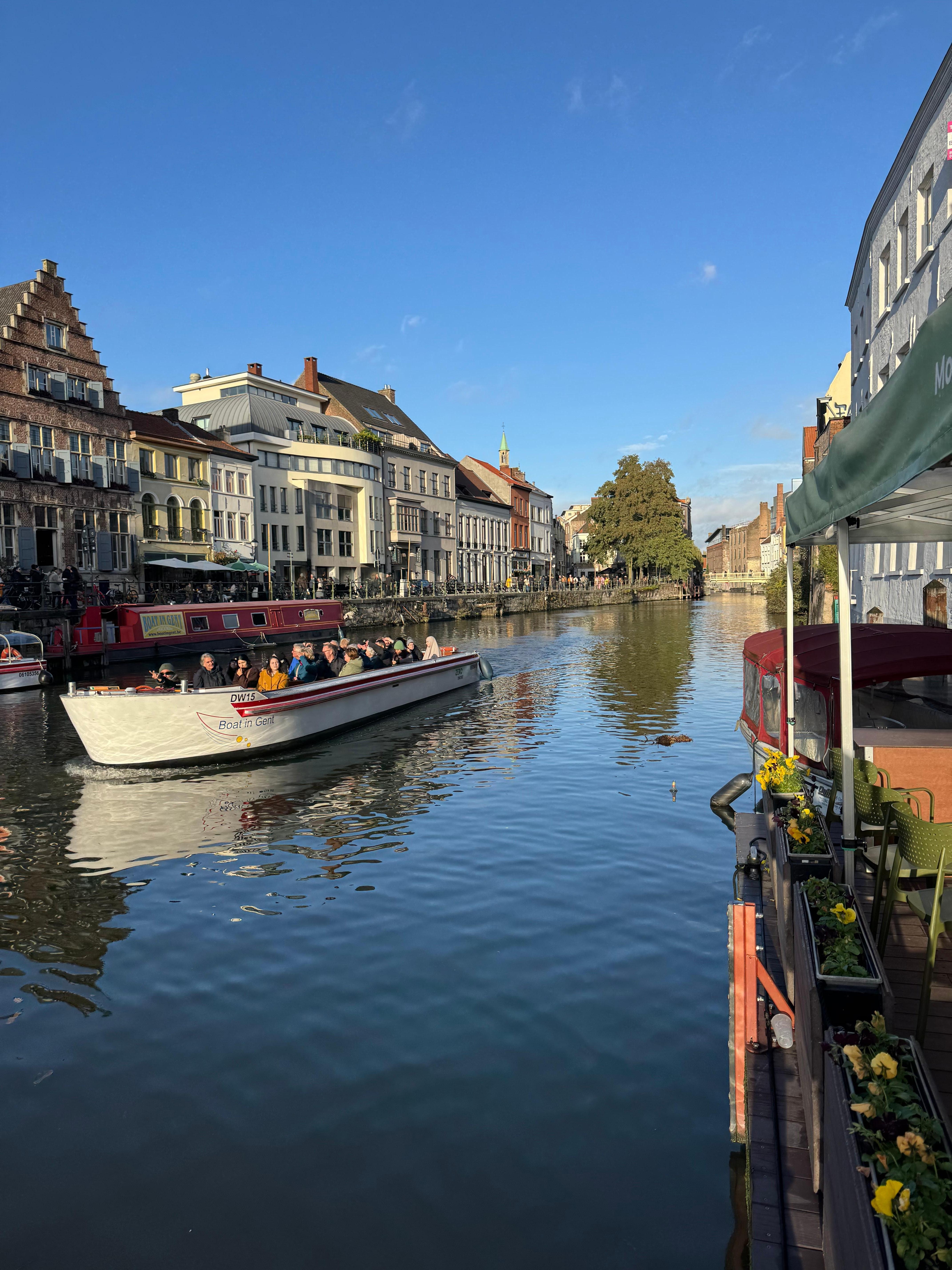 Hotel von der gegenüberliegenden Seite 