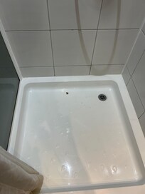 Douche et rideau vetuste