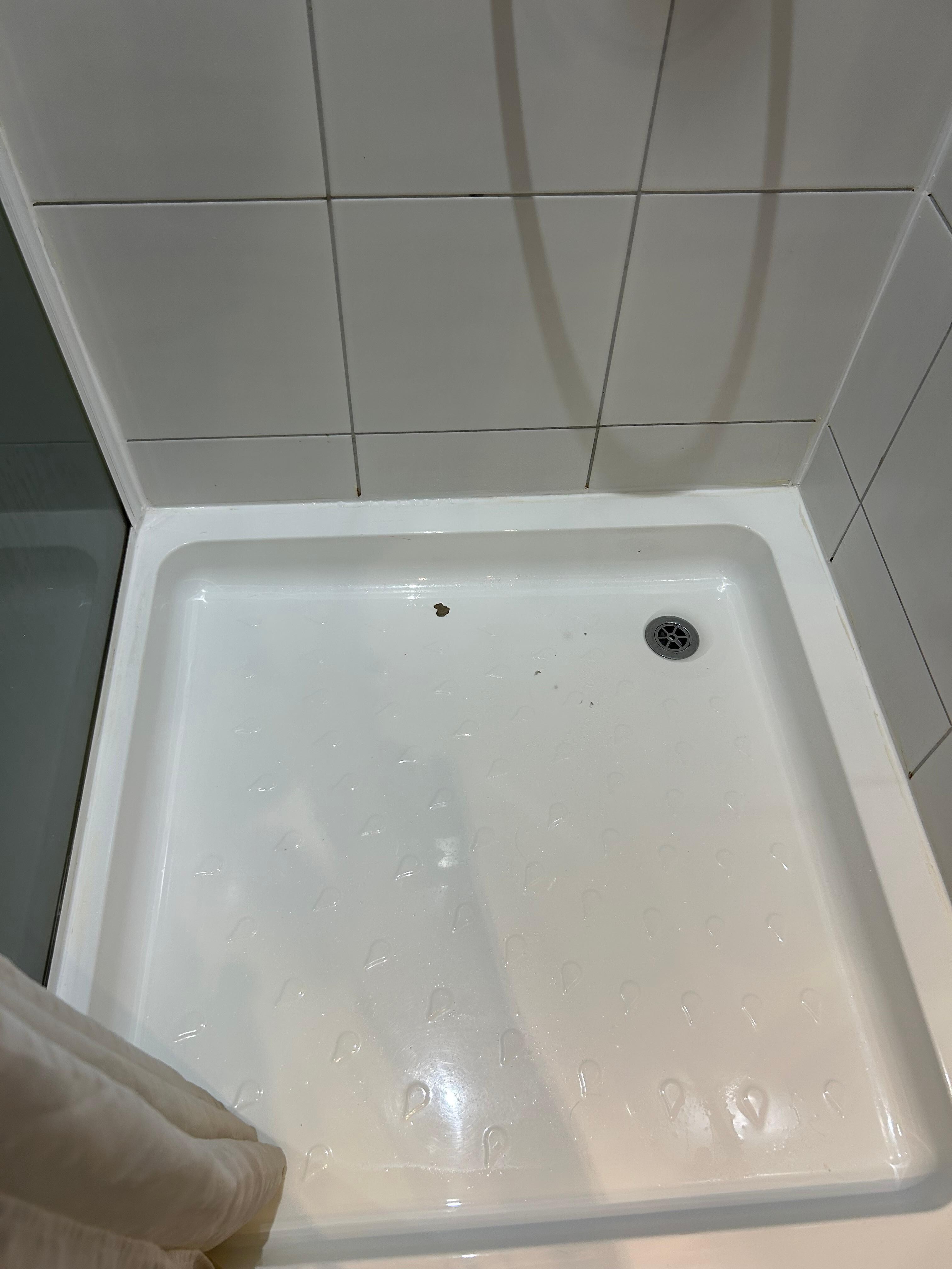 Douche et rideau vetuste