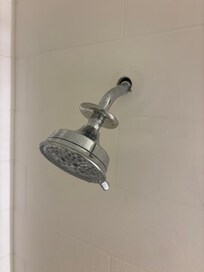 Shower head dangling from thebpipe