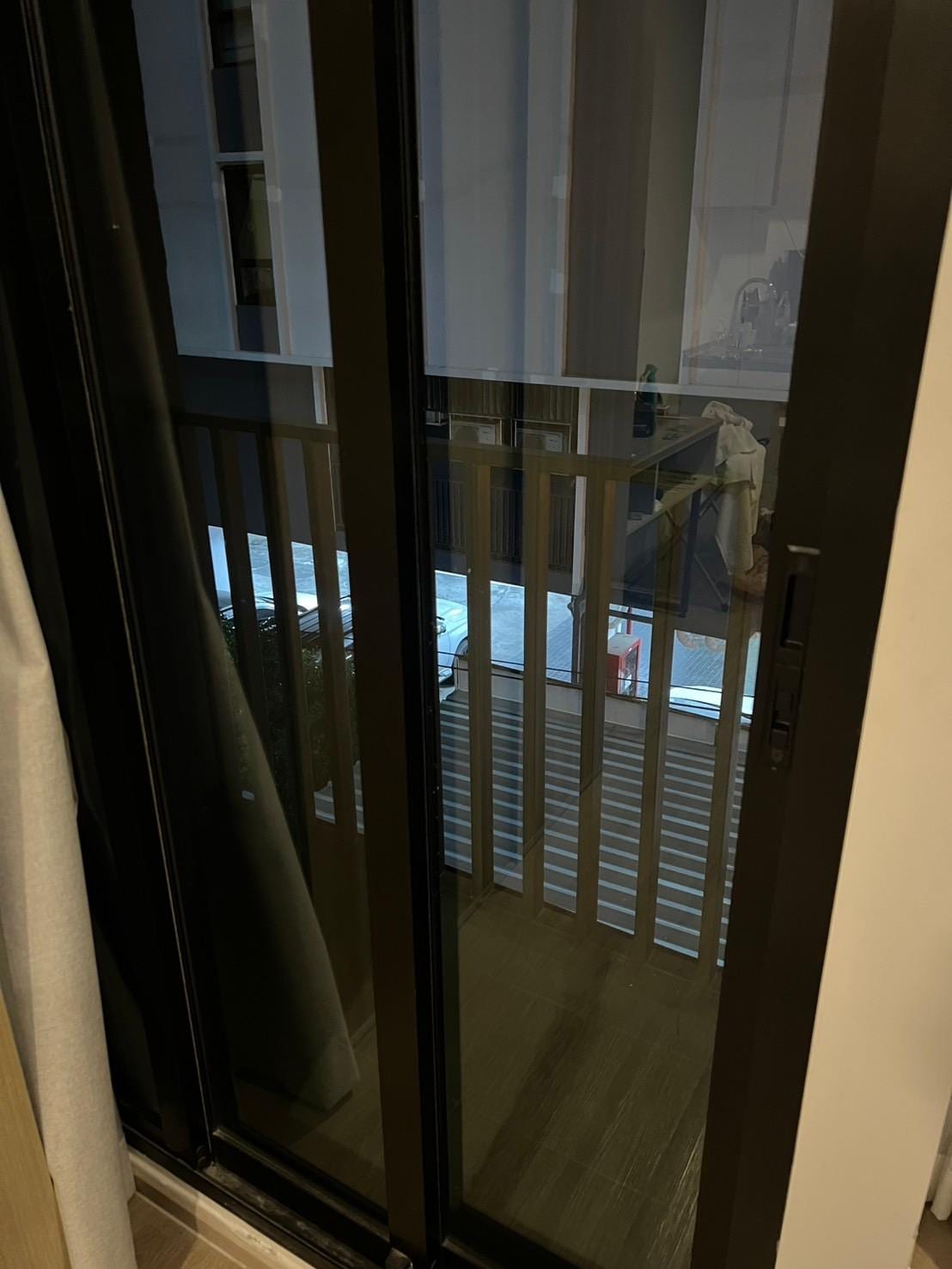 半畳のバルコニー。
狭いが煙草はここで。