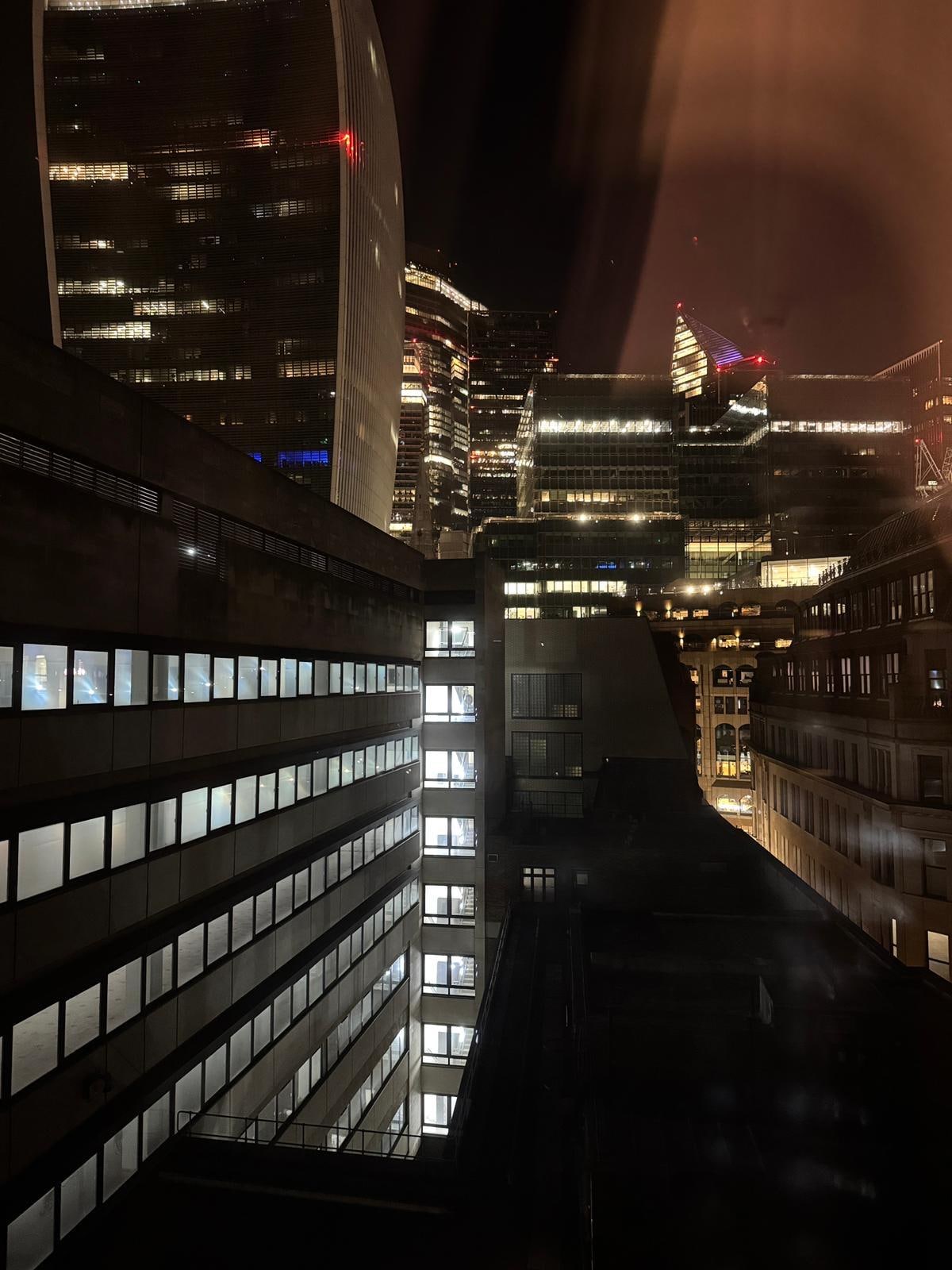 Blick aus Hotelzimmer bei Nacht Richtung Skygarden