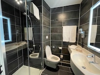Large modern bathroom with great water pressure